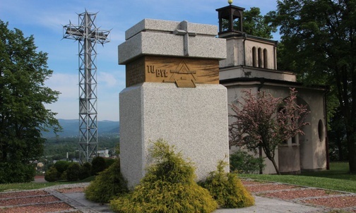 Obelisk stoi w sąsiedztwie kaplicy - sanktuarium św. Jana Sarkandra i papieskiego krzyża.