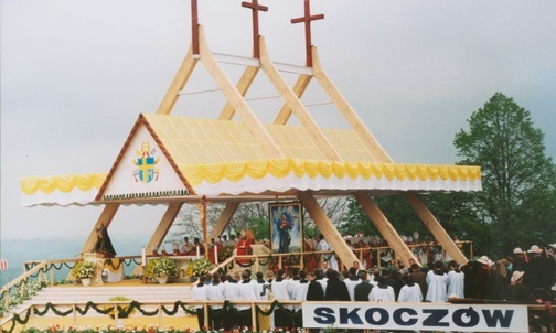 Papieski ołtarz z figurą MB Hałcnowskiej.