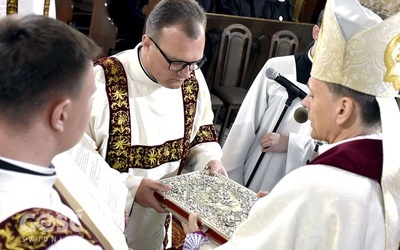 W czasie obrzędu święceń diakonatu.