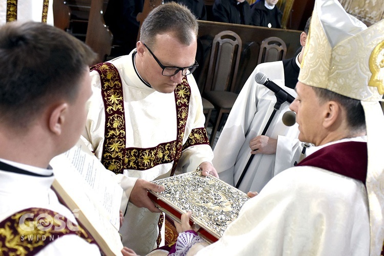 W czasie obrzędu święceń diakonatu.