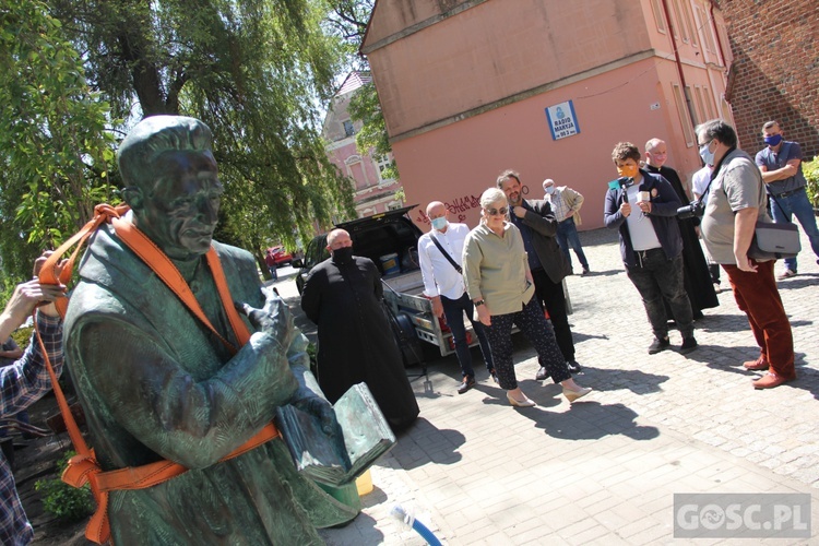 Pomnik ks. Kazimierza Michalskiego już stoi przy zielonogórskiej konkatedrze