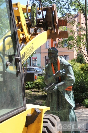 Pomnik ks. Kazimierza Michalskiego już stoi przy zielonogórskiej konkatedrze