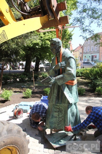 Pomnik ks. Kazimierza Michalskiego już stoi przy zielonogórskiej konkatedrze