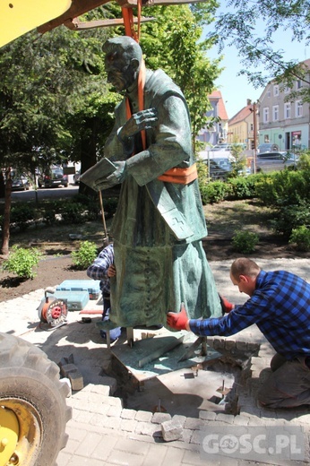 Pomnik ks. Kazimierza Michalskiego już stoi przy zielonogórskiej konkatedrze