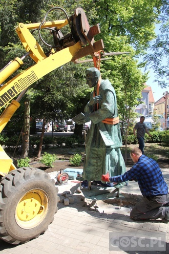 Pomnik ks. Kazimierza Michalskiego już stoi przy zielonogórskiej konkatedrze