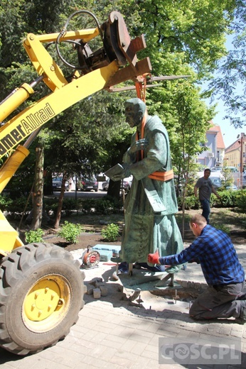 Pomnik ks. Kazimierza Michalskiego już stoi przy zielonogórskiej konkatedrze