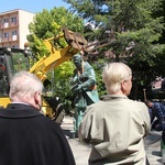 Pomnik ks. Kazimierza Michalskiego już stoi przy zielonogórskiej konkatedrze