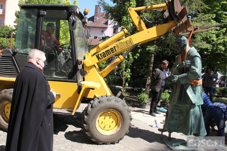 Pomnik ks. Kazimierza Michalskiego już stoi przy zielonogórskiej konkatedrze