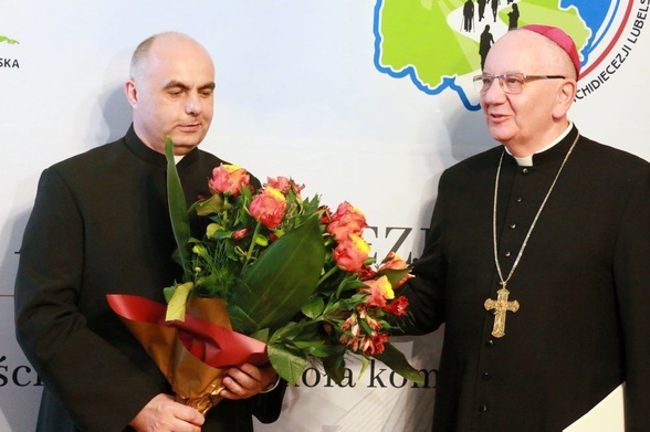 Nowy biskup ks. Adam Bab z abp. Stanisławem Budzikiem.