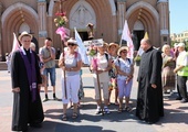 Ks. Krzysztof Bochniak (z lewej) zachęca do duchowego pielgrzymowania.