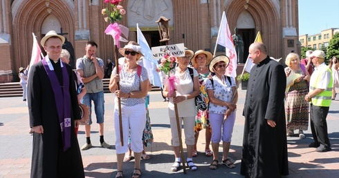 Ks. Krzysztof Bochniak (z lewej) zachęca do duchowego pielgrzymowania.