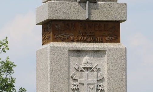 Monument ustawiony w miejscu papieskiego ołtarza na Kaplicówce.