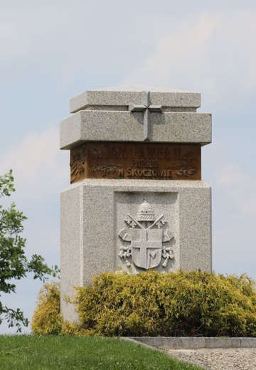 Monument ustawiony w miejscu papieskiego ołtarza na Kaplicówce.