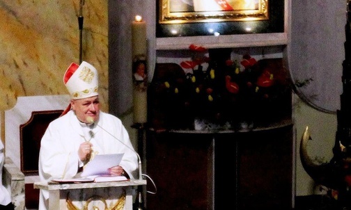 Kościół NSPJ przy bielskim dworcu. Bp Piotr Greger w czasie homilii.