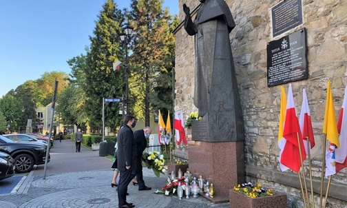 Delegacje samorządowców złożyły kwiaty pod pomnikiem papieża
