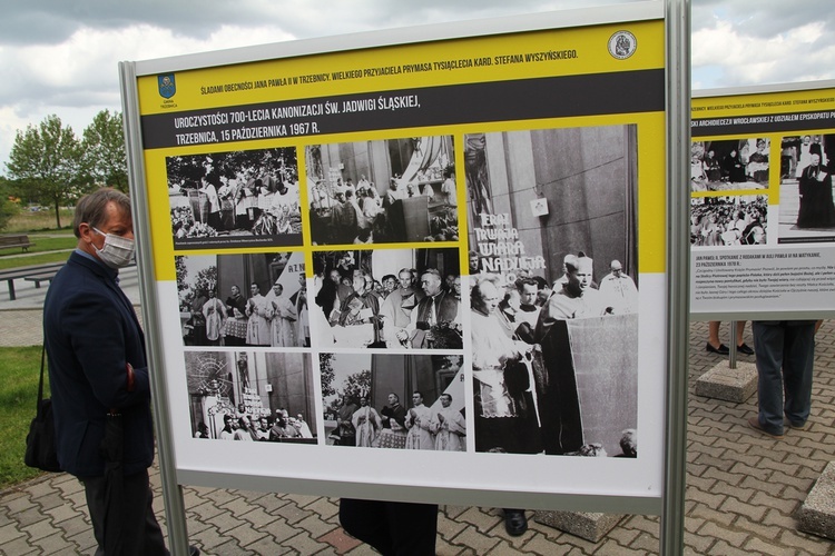 Jan Paweł II i kard. Stefan Wyszyński w Trzebnicy