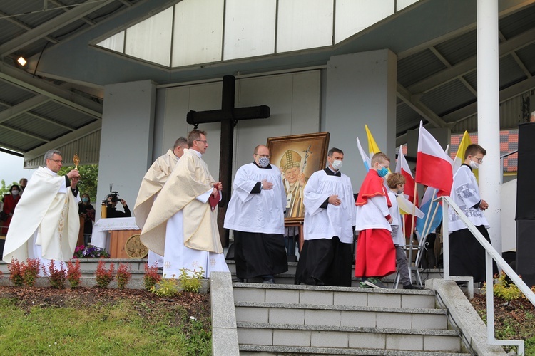 Jan Paweł II i kard. Stefan Wyszyński w Trzebnicy