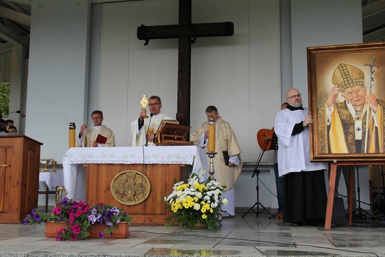 Jan Paweł II i kard. Stefan Wyszyński w Trzebnicy