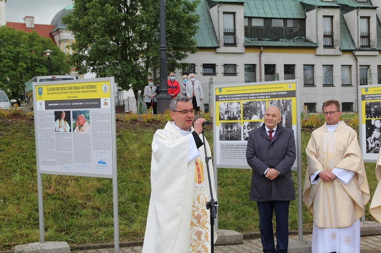 Jan Paweł II i kard. Stefan Wyszyński w Trzebnicy