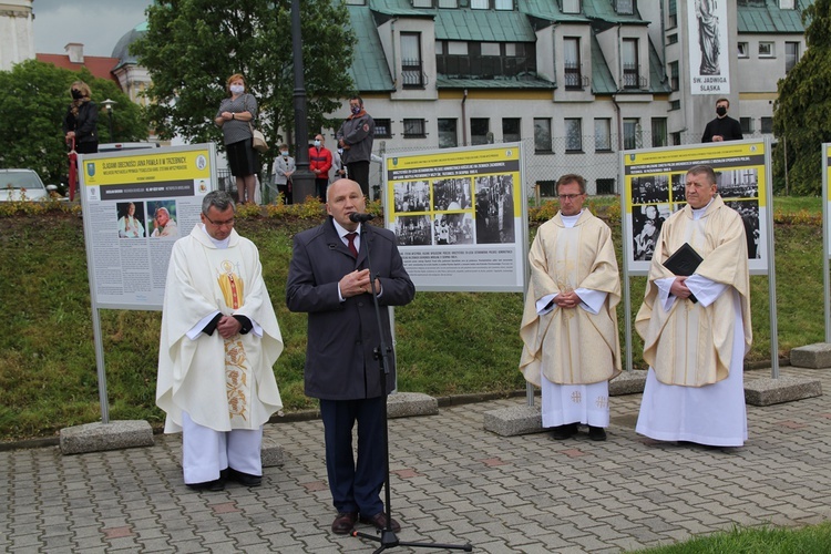 Jan Paweł II i kard. Stefan Wyszyński w Trzebnicy