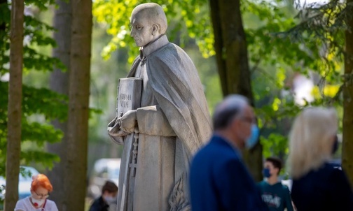 Wierni modlili się też w ogrodzie okalającym Wieczernik.