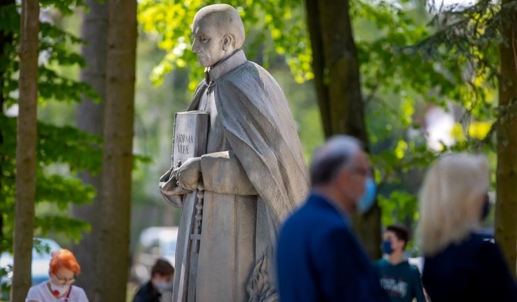 Wierni modlili się też w ogrodzie okalającym Wieczernik.