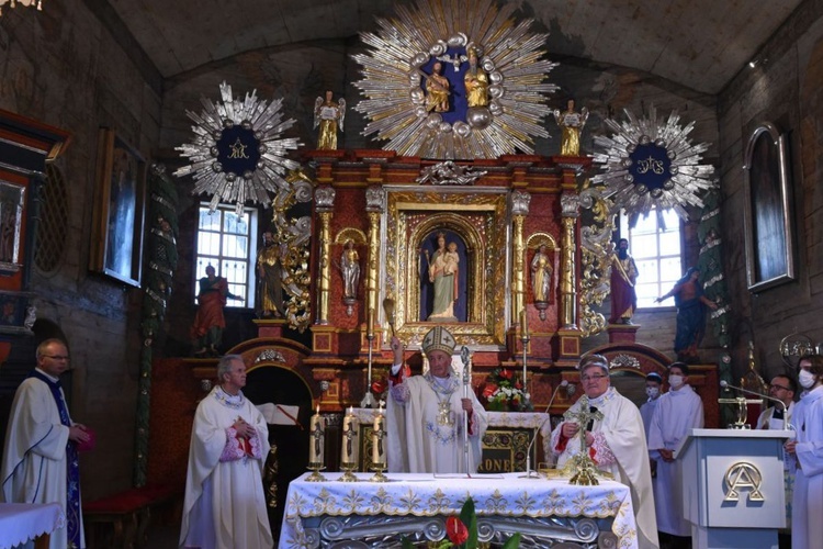 Bp Andrzej Jeż poświęca odnowiony kościół pw. św. Andrzeja.