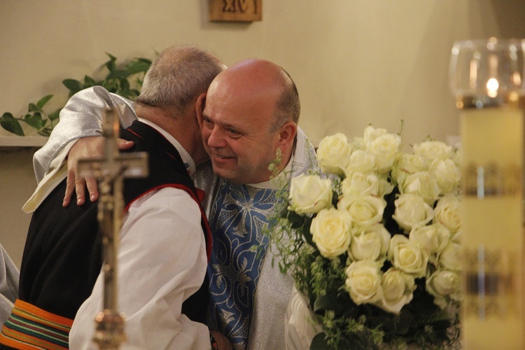 Pielgrzymi pamiętali o srebrnym jubileuszu kapłaństwa ks. Huberta Wiśniewskiego, który od lat wyrusza z nimi na szlak.