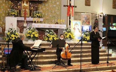 Od lewej: Janusz Kohut, Urszula Mizia i Joanna Korpiela-Jatkowska w kościele na Złotych Łanach.