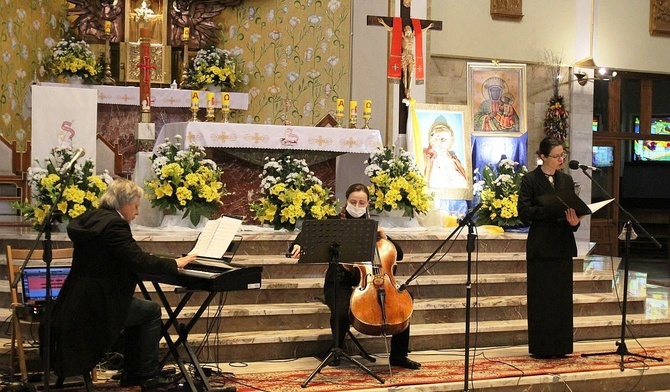 Od lewej: Janusz Kohut, Urszula Mizia i Joanna Korpiela-Jatkowska w kościele na Złotych Łanach.