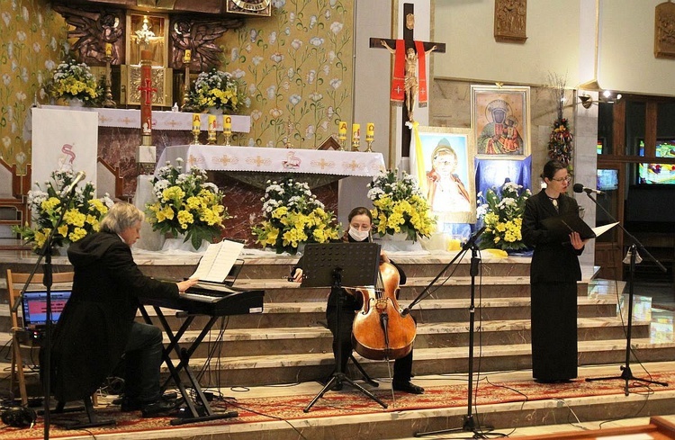 Od lewej: Janusz Kohut, Urszula Mizia i Joanna Korpiela-Jatkowska w kościele na Złotych Łanach.