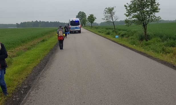 Pielgrzymi są w drodze. Pierwsze kilometry przebiegały w asyście policji.