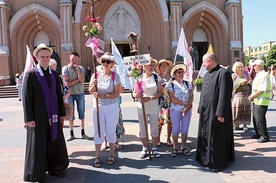 ▲	Ks. Krzysztof Bochniak (z lewej) zachęca, by modlić się razem z pątnikami. 