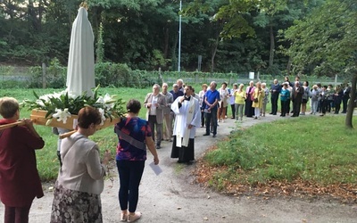 Ks. Paweł w czasie jednego z nabożeństw fatimskich poświęconych Matce Bożej, Matce wszystkich ludzi.