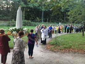 Ks. Paweł w czasie jednego z nabożeństw fatimskich poświęconych Matce Bożej, Matce wszystkich ludzi.