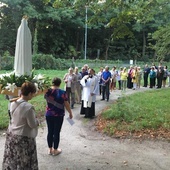 Ks. Paweł w czasie jednego z nabożeństw fatimskich poświęconych Matce Bożej, Matce wszystkich ludzi.