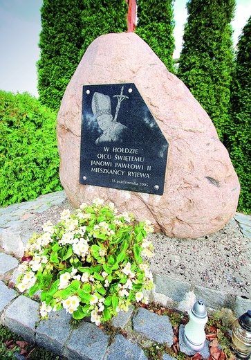 ▼	Obelisk w hołdzie papieżowi Polakowi przed parafialną świątynią.
