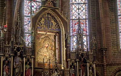 ▲	Kard. Karol Wojtyła był jednym z koronujących obraz Matki Bożej Gietrzwałdzkiej 10 września 1967 roku.