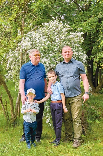 ◄	Jan z wnukami Filipem i Wojtkiem oraz z synem Andrzejem – wszyscy chodzą do Piekar.