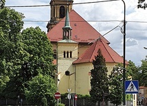 ▲	Kościół znajduje się pomiędzy główną drogą a rynkiem.  Taka lokalizacja z pewnością sprzyja otwartości na przybyszów.