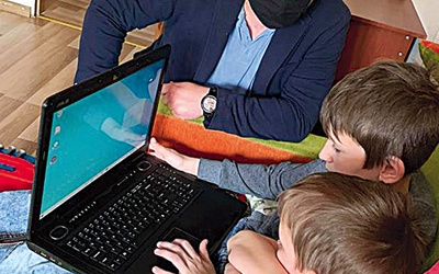 ◄	Dla wielu dzieci to pierwszy w życiu komputer.