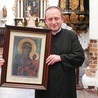▲	Ks. Krystian Kletkiewicz, proboszcz, prezentuje obraz, który nawiedzał domy wiernych.
