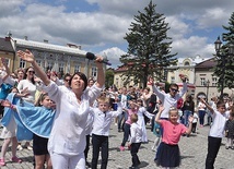Pani Kinga (pierwsza z lewej) animowała w ubiegłym roku taniec dla polskiego świętego na brzeskim rynku.