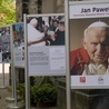 Wystawę można oglądać przed wejściem do kolegiaty pw. św. Bartłomieja w Opocznie.