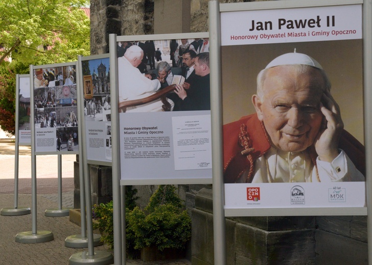 Wystawę można oglądać przed wejściem do kolegiaty pw. św. Bartłomieja w Opocznie.