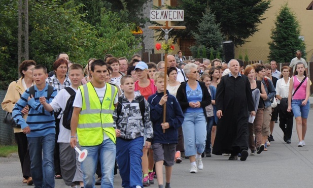 Pielgrzymi zmierzający na koronację obrazu w 2011 roku.