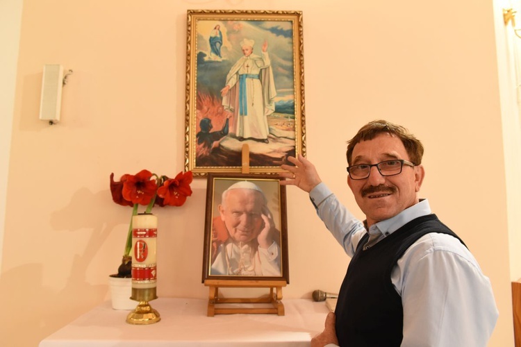 Antoni Babik w kaplicy w Gostwicy ukazuje ołtarz z obrazami św. o. Papczyńskiego i św. Jana Pawła II, których wiele łączy.