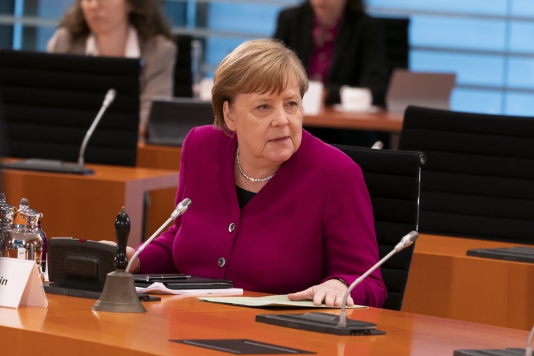 Merkel chce, by niemieckie landy odpowiadały teraz za walkę z pandemią