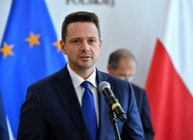 Trzaskowski goni Dudę