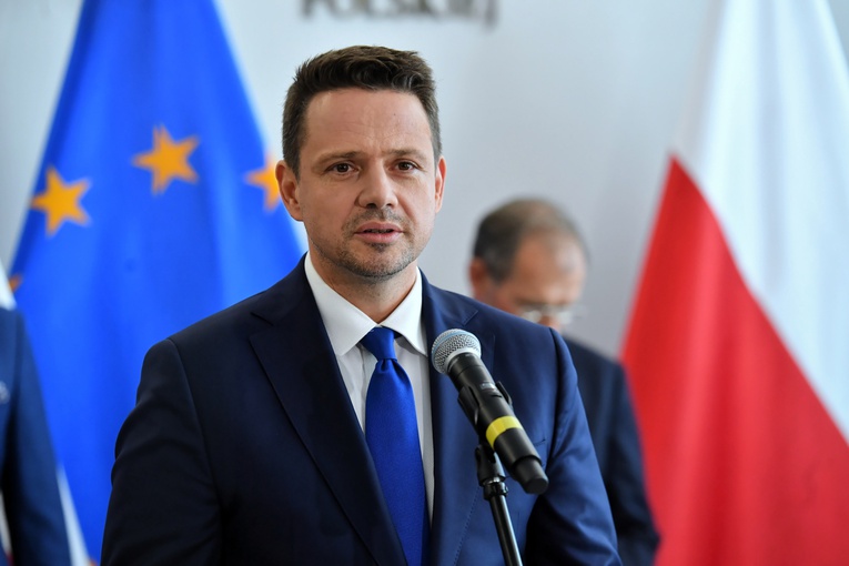 Trzaskowski goni Dudę